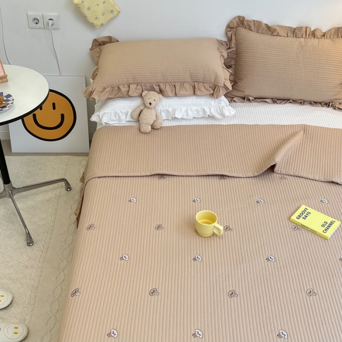 91家纺网 家纺一手货源 找家纺 漫调ins风韩版荷叶边水洗全棉绗缝刺绣夏被床盖三件套泰迪卡其