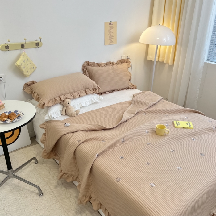 91家纺网 家纺一手货源 找家纺 漫调ins风韩版荷叶边水洗全棉绗缝刺绣夏被床盖三件套泰迪卡其