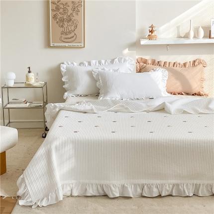 91家纺网 家纺一手货源 找家纺 漫调ins风韩版荷叶边水洗全棉绗缝刺绣夏被/床盖三件套牛牛白