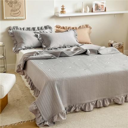 91家纺网 家纺一手货源 找家纺 漫调ins风韩版荷叶边水洗全棉绗缝刺绣夏被/床盖三件套牛牛灰