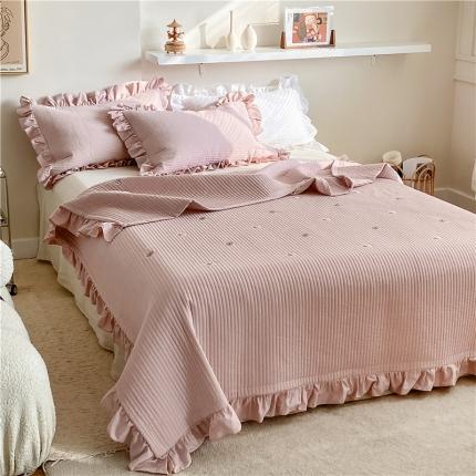 91家纺网 家纺一手货源 找家纺 漫调ins风韩版荷叶边水洗全棉绗缝刺绣夏被床盖三件套泰迪豆沙