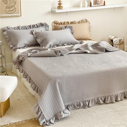 91家纺网 家纺一手货源 找家纺 漫调ins风韩版荷叶边水洗全棉绗缝刺绣夏被/床盖三件套泰迪灰