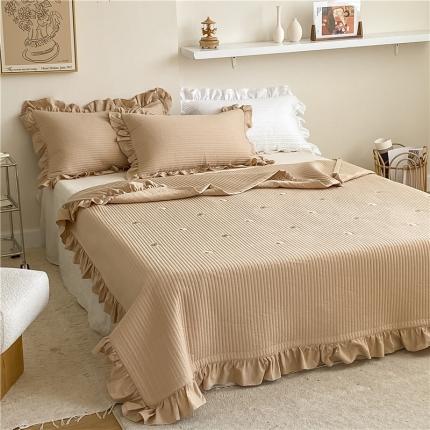 91家纺网 家纺一手货源 找家纺 漫调ins风韩版荷叶边水洗全棉绗缝刺绣夏被床盖三件套泰迪卡其