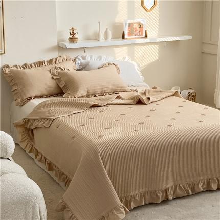 91家纺网 家纺一手货源 找家纺 漫调ins风韩版荷叶边水洗全棉绗缝刺绣夏被床盖三件套小熊卡其