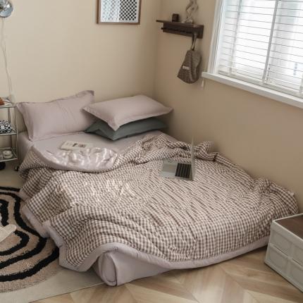 91家纺网 家纺一手货源 找家纺 （总）U被家纺 2025春夏新品 无印格条夏凉被模特图