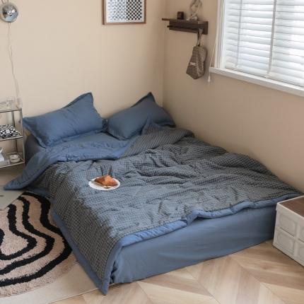 91家纺网 家纺一手货源 找家纺 （总）U被家纺 2025春夏新品 无印格条夏凉被模特图