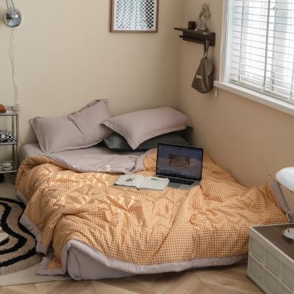 91家纺网 家纺一手货源 找家纺 （总）U被家纺 2025春夏新品 无印格条夏凉被模特图