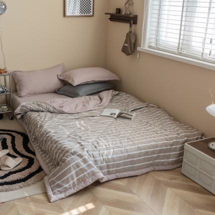 91家纺网 家纺一手货源 找家纺 （总）U被家纺 2025春夏新品 无印格条夏凉被模特图