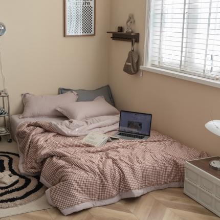 91家纺网 家纺一手货源 找家纺 （总）U被家纺 2025春夏新品 无印格条夏凉被模特图