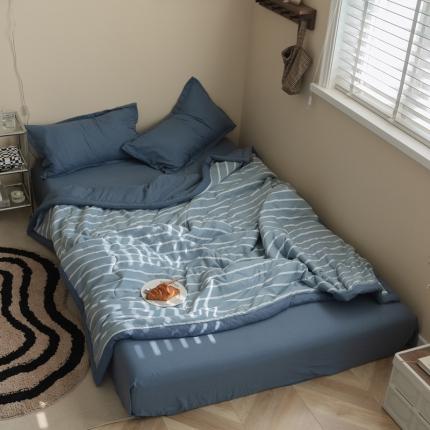 91家纺网 家纺一手货源 找家纺 （总）U被家纺 2025春夏新品 无印格条夏凉被模特图