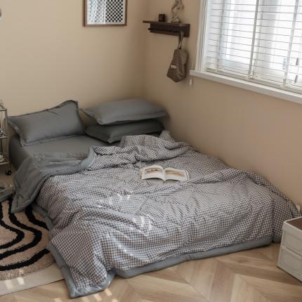 91家纺网 家纺一手货源 找家纺 （总）U被家纺 2025春夏新品 无印格条夏凉被模特图