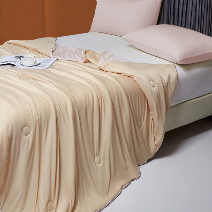 91家纺网 家纺一手货源 找家纺 安哆啦 2022新款A类冰淇淋凉感丝夏被 米黄+桃粉色