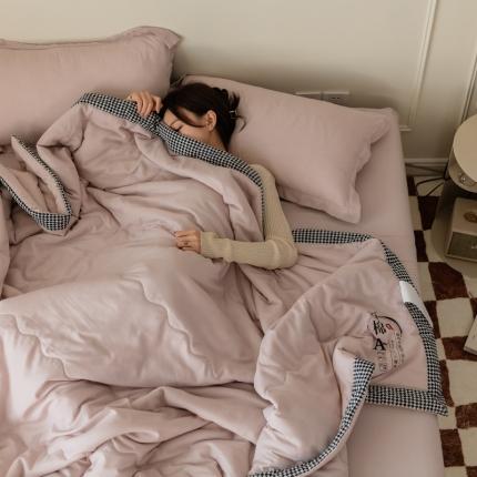 91家纺网 家纺一手货源 找家纺 （总）U被2022春夏新品日式大豆夏凉被【模特图】千鸟格-白