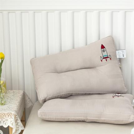 91家纺网 家纺一手货源 找家纺 头等舱 2022原棉朴染A类儿童大豆抗菌防螨枕芯火箭（灰）