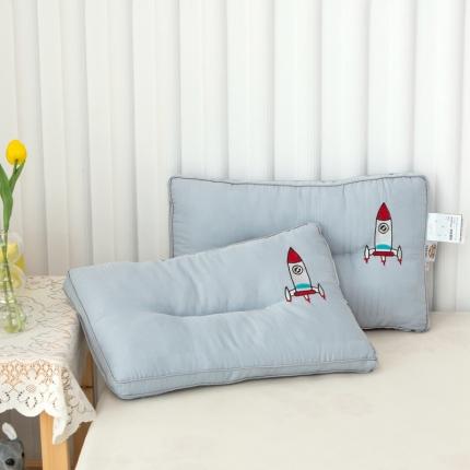 91家纺网 家纺一手货源 找家纺 头等舱 2022原棉朴染A类儿童大豆抗菌防螨枕芯火箭（蓝）