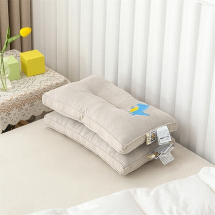 91家纺网 家纺一手货源 找家纺 头等舱 2022原棉朴染A类儿童大豆抗菌防螨枕芯恐龙（灰）