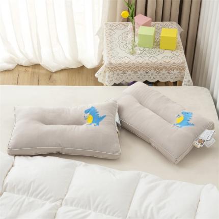91家纺网 家纺一手货源 找家纺 头等舱 2022原棉朴染A类儿童大豆抗菌防螨枕芯恐龙（灰）