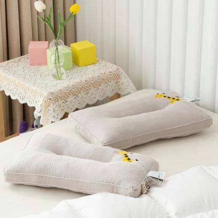 91家纺网 家纺一手货源 找家纺 头等舱 2022原棉朴染A类儿童大豆抗菌防螨枕芯小鹿（灰）