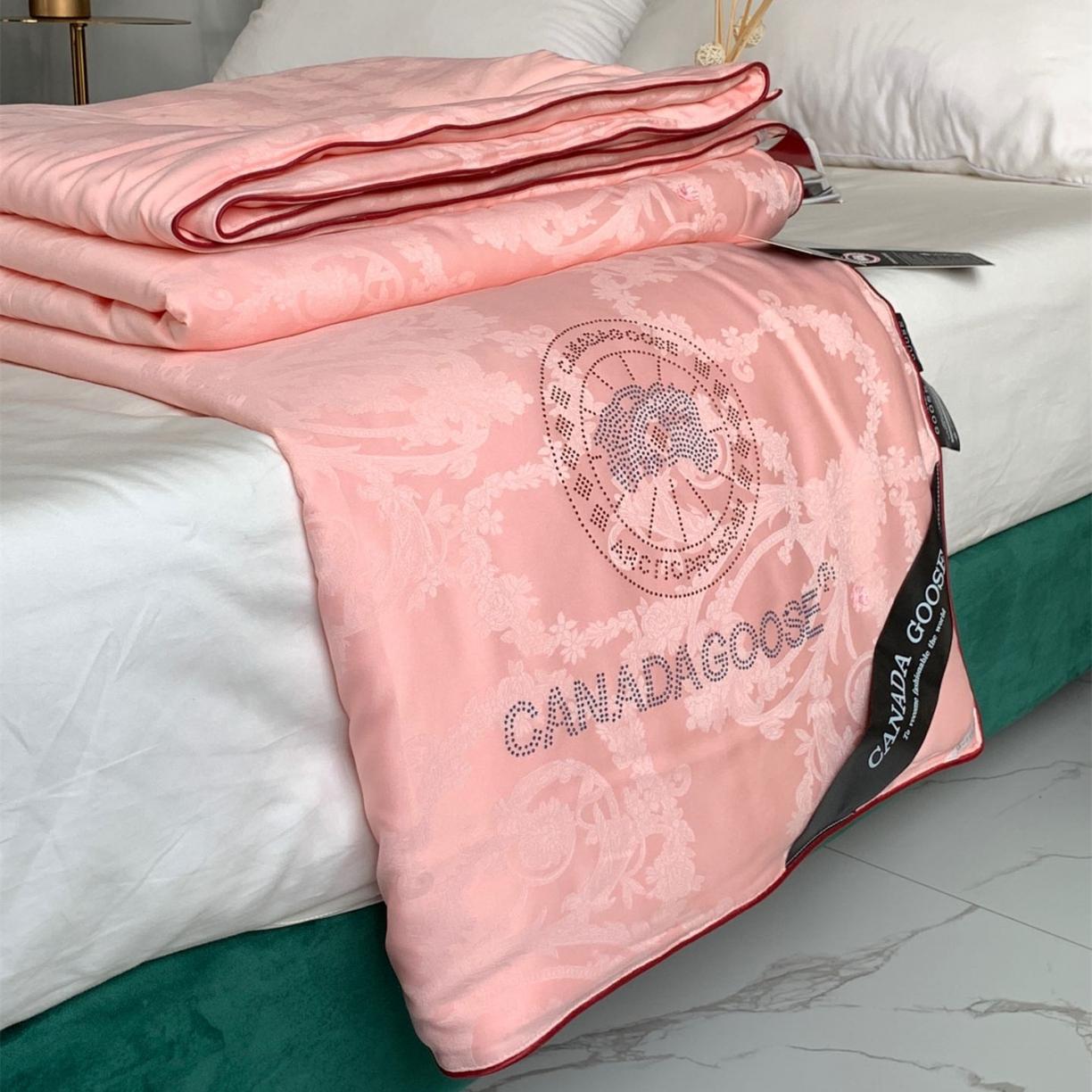 91家纺网 家纺一手货源 找家纺 大鹅被夏凉被春秋冬被子微商爆款全棉莫代尔提花被芯 经典粉玉