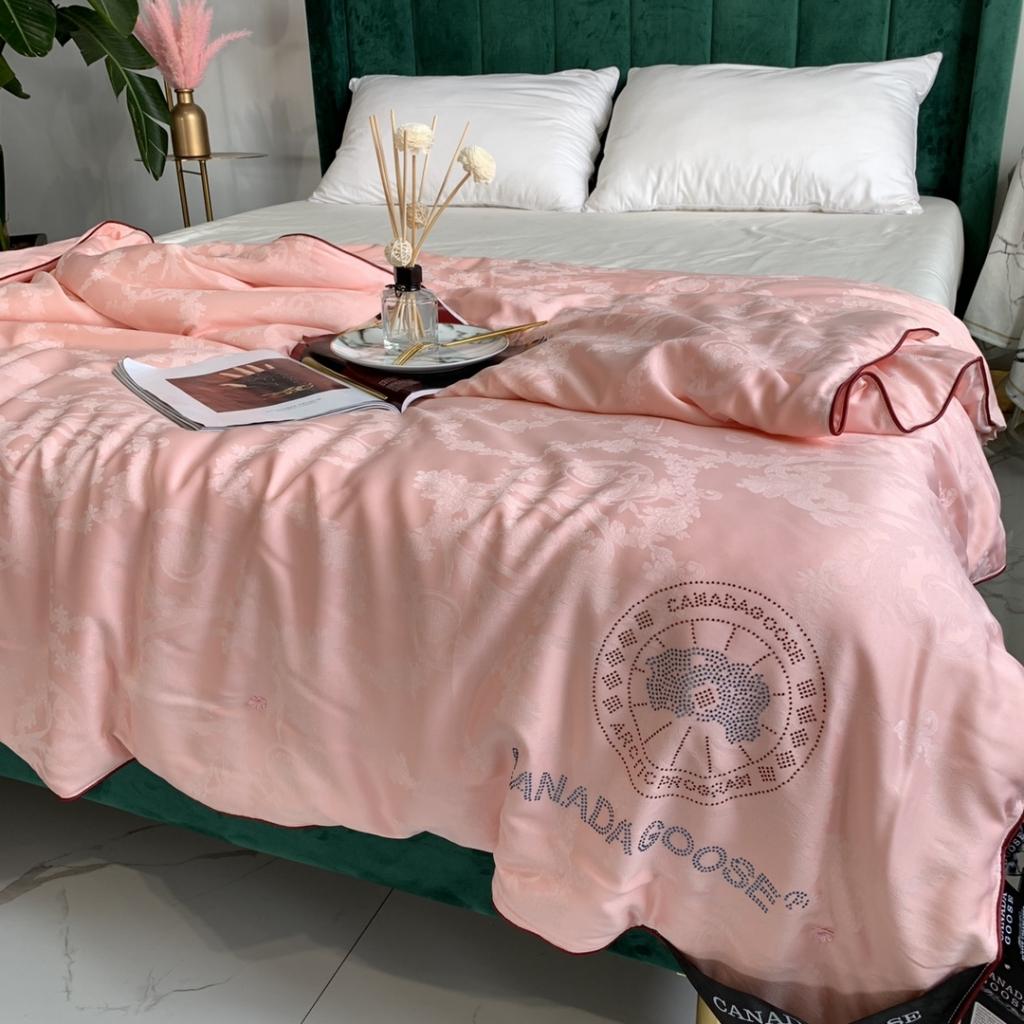 91家纺网 家纺一手货源 找家纺 大鹅被夏凉被春秋冬被子微商爆款全棉莫代尔提花被芯 经典粉玉