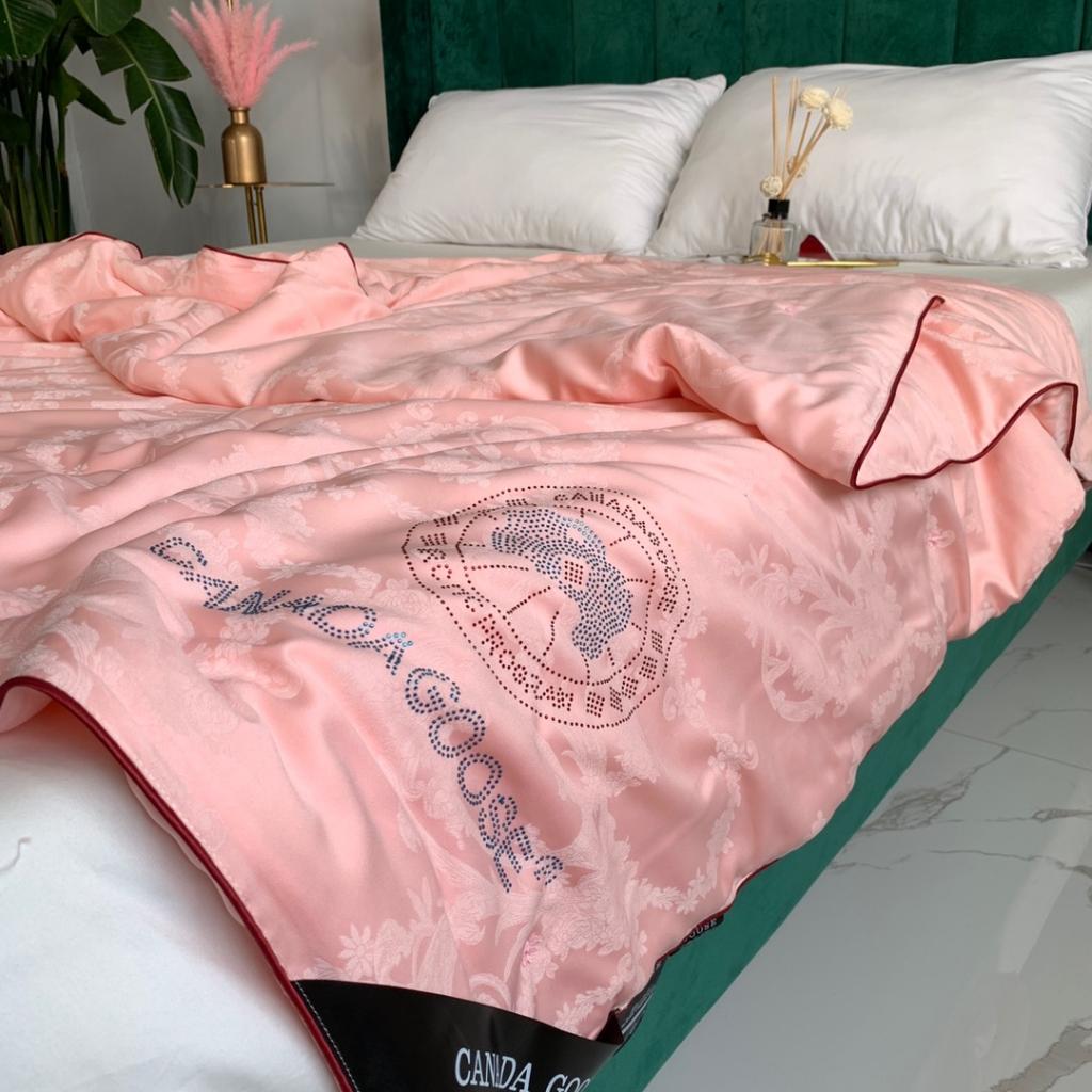 91家纺网 家纺一手货源 找家纺 大鹅被夏凉被春秋冬被子微商爆款全棉莫代尔提花被芯 经典粉玉