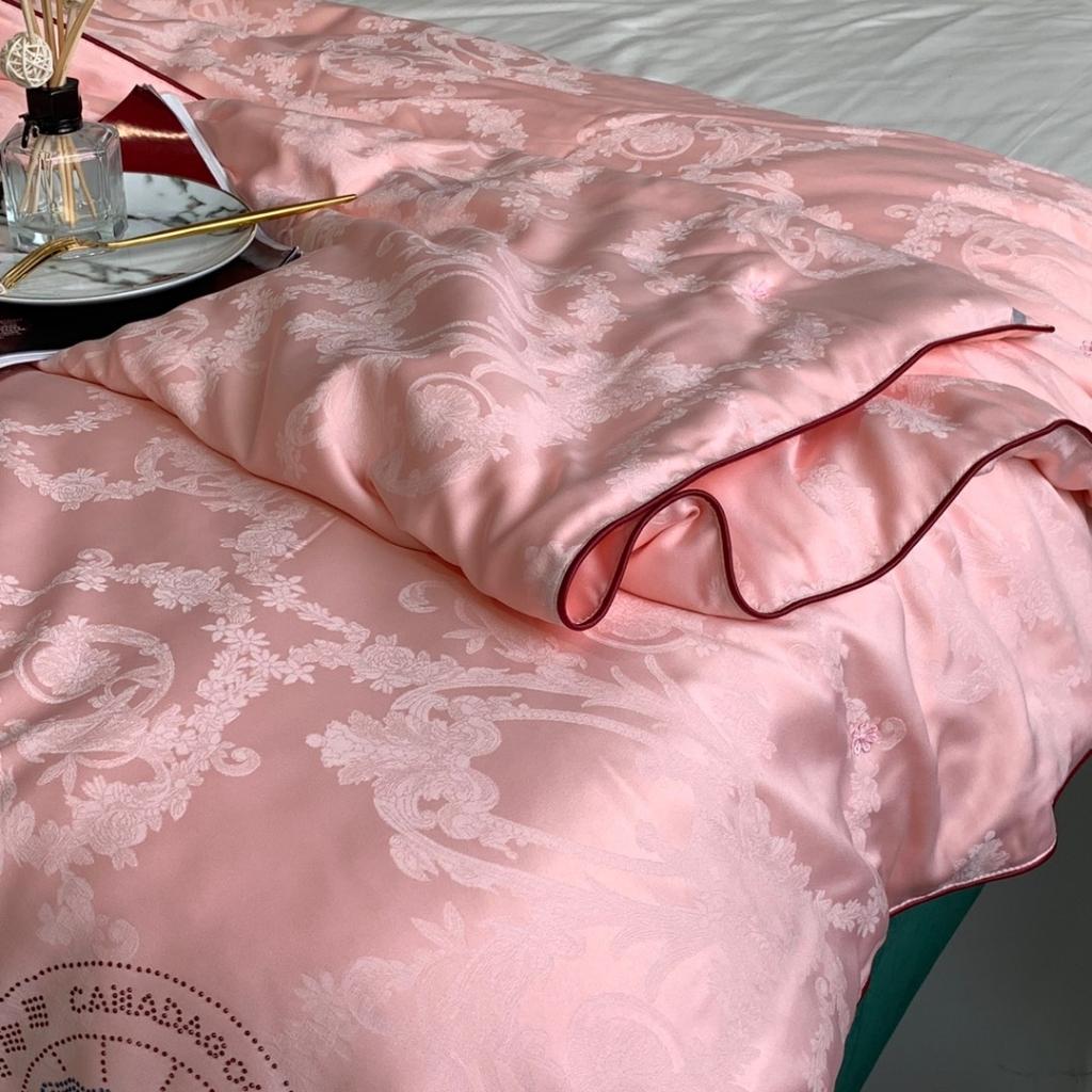 91家纺网 家纺一手货源 找家纺 大鹅被夏凉被春秋冬被子微商爆款全棉莫代尔提花被芯 经典粉玉