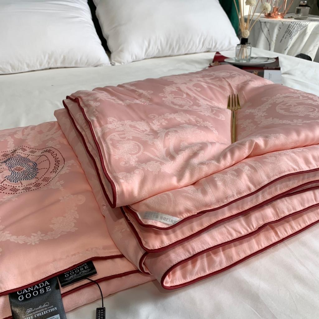 91家纺网 家纺一手货源 找家纺 大鹅被夏凉被春秋冬被子微商爆款全棉莫代尔提花被芯 经典粉玉