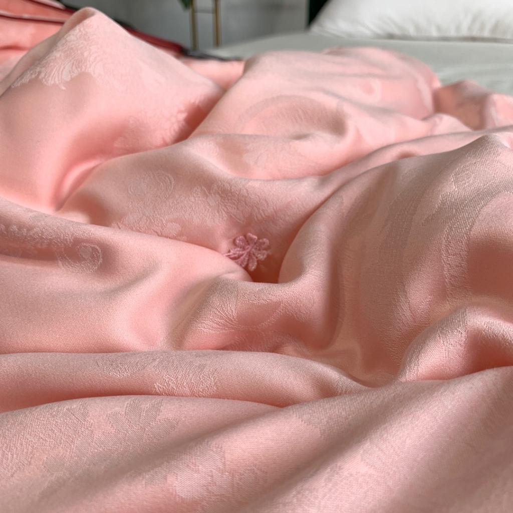 91家纺网 家纺一手货源 找家纺 大鹅被夏凉被春秋冬被子微商爆款全棉莫代尔提花被芯 经典粉玉