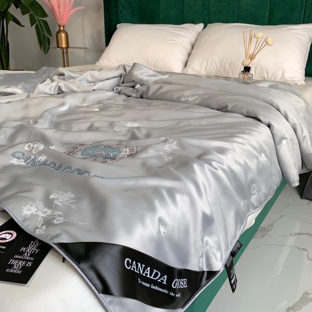 91家纺网 家纺一手货源 找家纺 大鹅被夏凉被春秋冬被子微商爆款全棉莫代尔提花被芯 经典灰