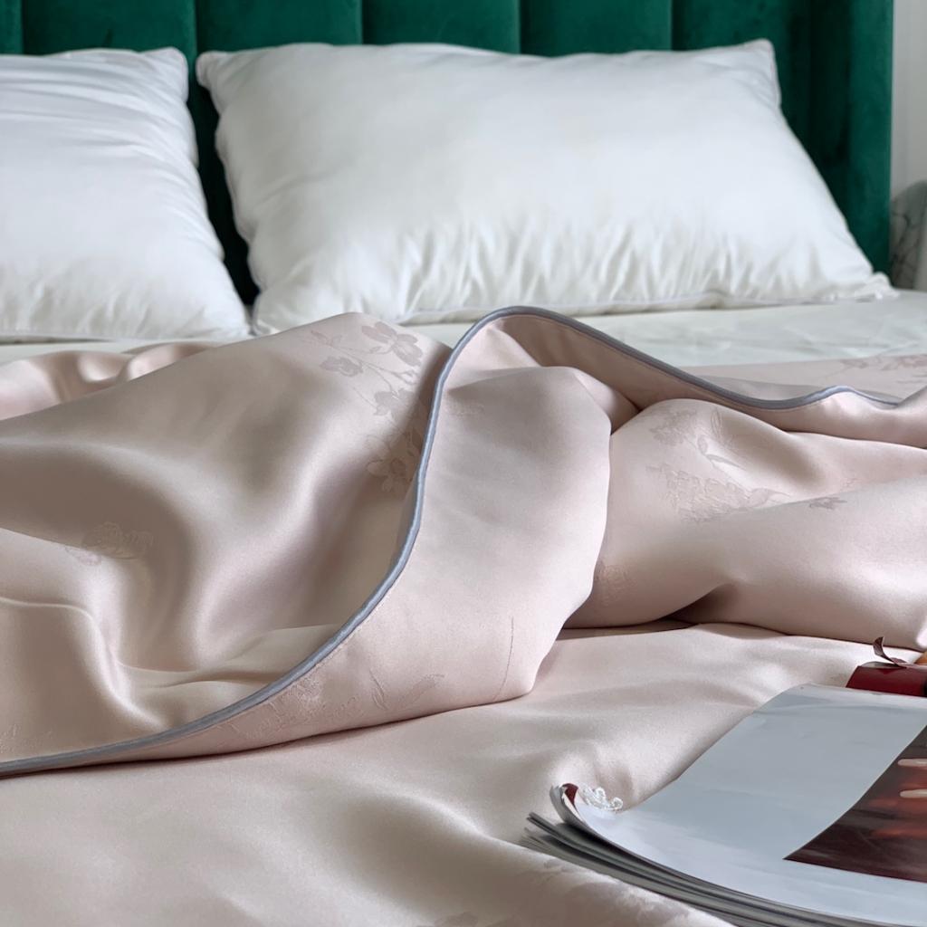 91家纺网 家纺一手货源 找家纺 大鹅被夏凉被春秋冬被子微商爆款全棉莫代尔提花被芯 经典卡其