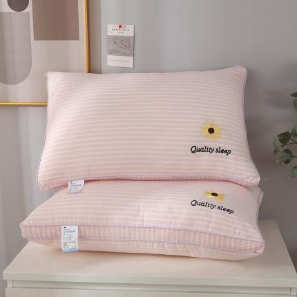 91家纺网 家纺一手货源 找家纺 锦绣万家 2022新款轻奢刺绣立体枕头保健护颈枕芯 粉色