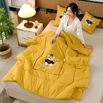 91家纺网 家纺一手货源 找家纺 2022帽子熊毛巾绣四季款抱枕被 帽子熊-黄