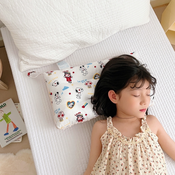 91家纺网 家纺一手货源 找家纺 星期八 2022新款全棉豆豆枕30*50cm 史努比白