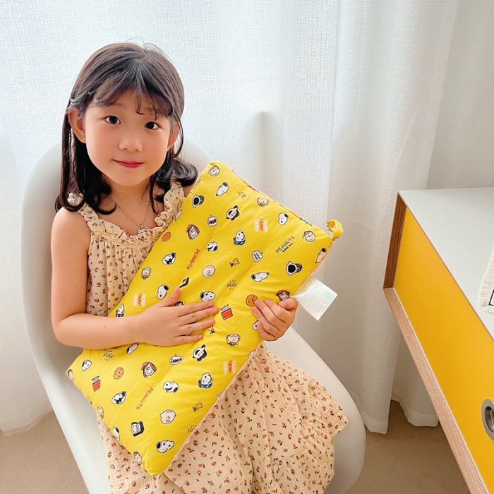 91家纺网 家纺一手货源 找家纺 星期八 2022新款全棉豆豆枕30*50cm 史努比黄