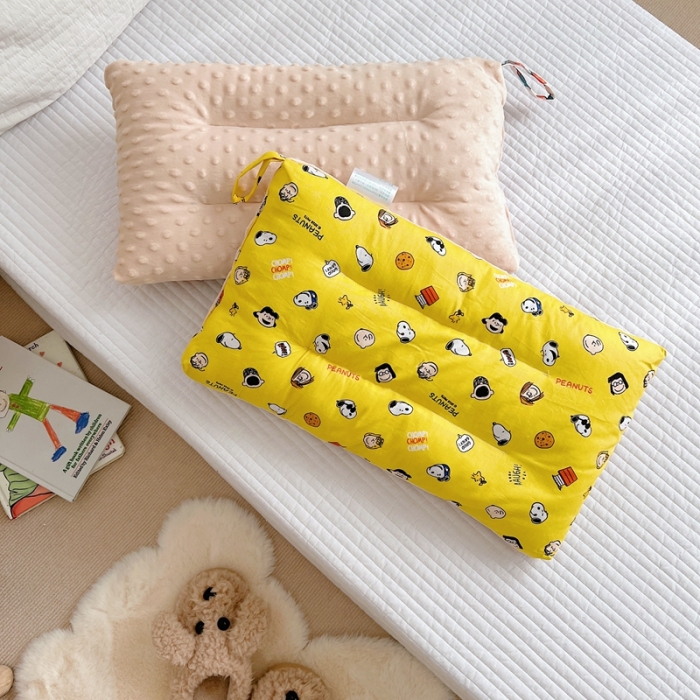 91家纺网 家纺一手货源 找家纺 星期八 2022新款全棉豆豆枕30*50cm 史努比黄