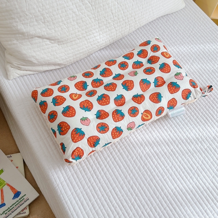 91家纺网 家纺一手货源 找家纺 星期八 2022新款全棉豆豆枕30*50cm 小草莓