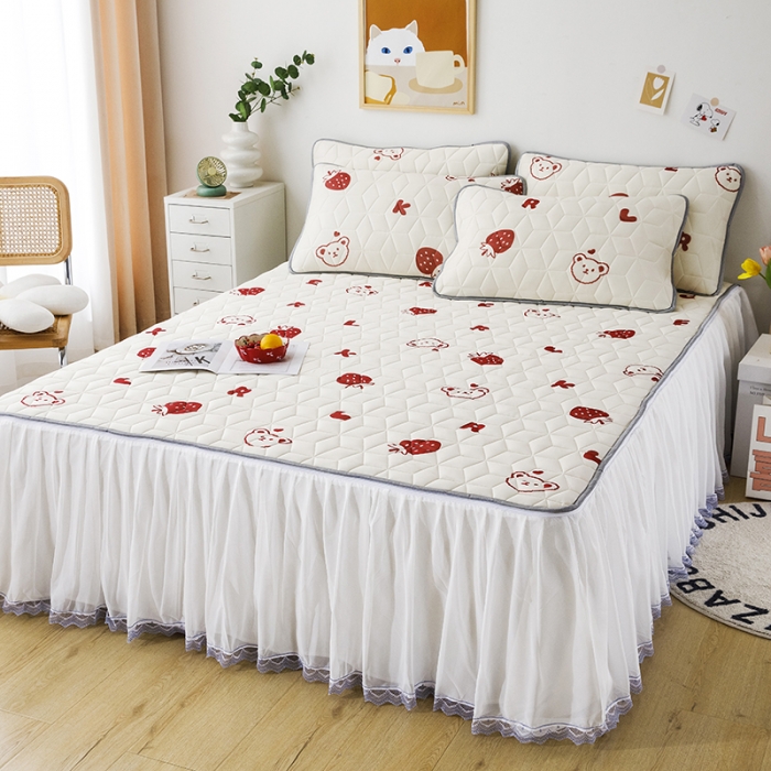 91家纺网 家纺一手货源 找家纺 纽缦家纺 2022新款卡通菱形格床单床裙系列 草莓熊
