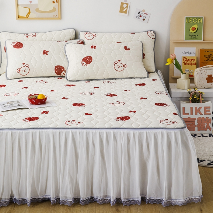 91家纺网 家纺一手货源 找家纺 纽缦家纺 2022新款卡通菱形格床单床裙系列 草莓熊