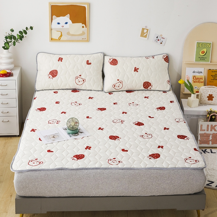 91家纺网 家纺一手货源 找家纺 纽缦家纺 2022新款卡通菱形格床单床裙系列 草莓熊