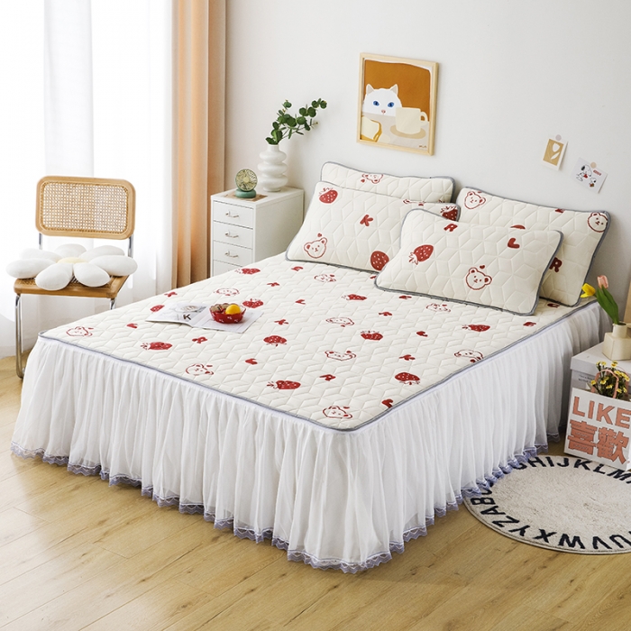 91家纺网 家纺一手货源 找家纺 纽缦家纺 2022新款卡通菱形格床单床裙系列 草莓熊