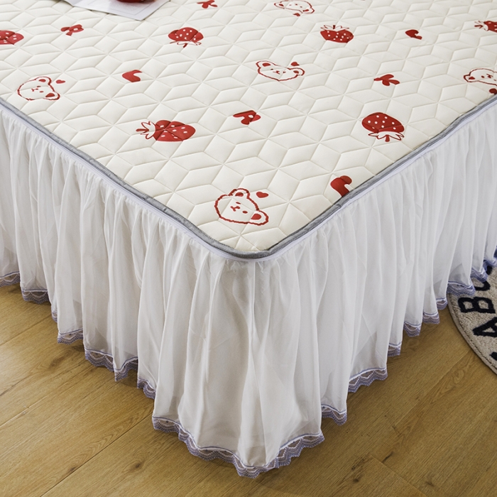 91家纺网 家纺一手货源 找家纺 纽缦家纺 2022新款卡通菱形格床单床裙系列 草莓熊