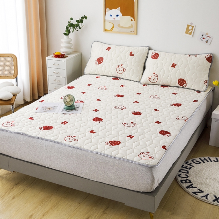 91家纺网 家纺一手货源 找家纺 纽缦家纺 2022新款卡通菱形格床单床裙系列 草莓熊