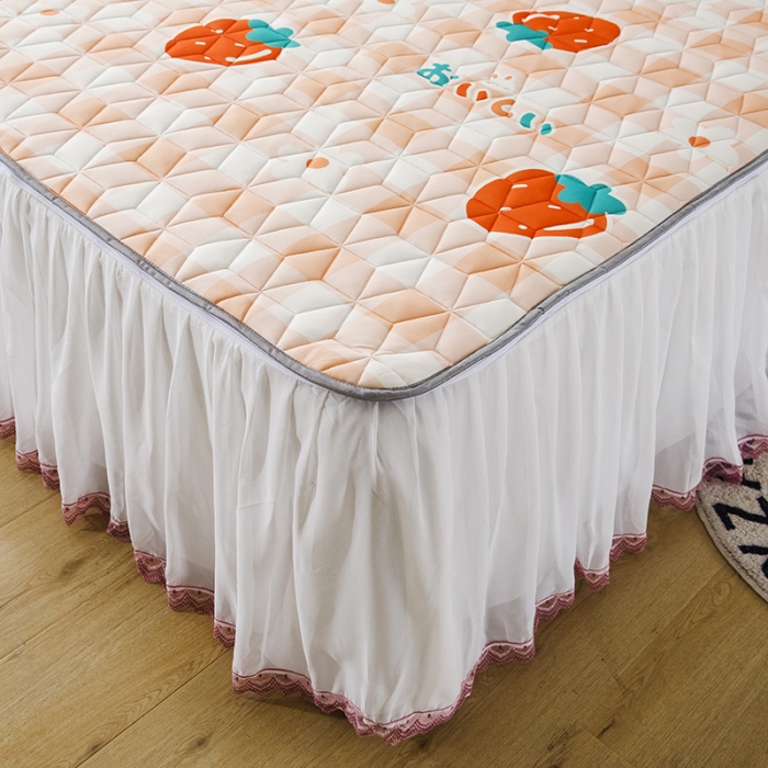 91家纺网 家纺一手货源 找家纺 纽缦家纺 2022新款卡通菱形格床单床裙系列 大草莓