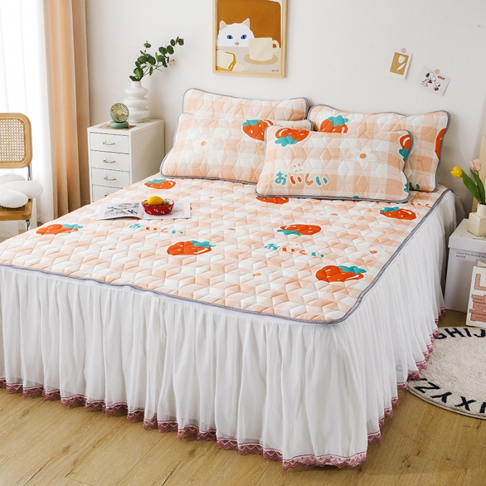 91家纺网 家纺一手货源 找家纺 纽缦家纺 2022新款卡通菱形格床单床裙系列 大草莓