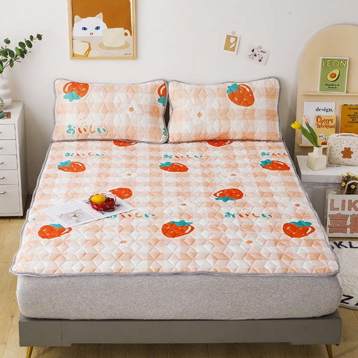 91家纺网 家纺一手货源 找家纺 纽缦家纺 2022新款卡通菱形格床单床裙系列 大草莓