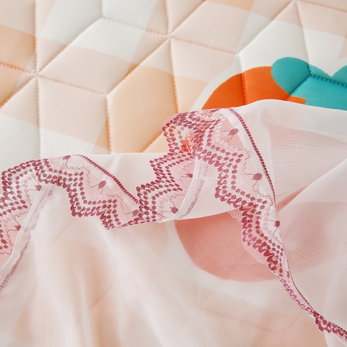 91家纺网 家纺一手货源 找家纺 纽缦家纺 2022新款卡通菱形格床单床裙系列 大草莓