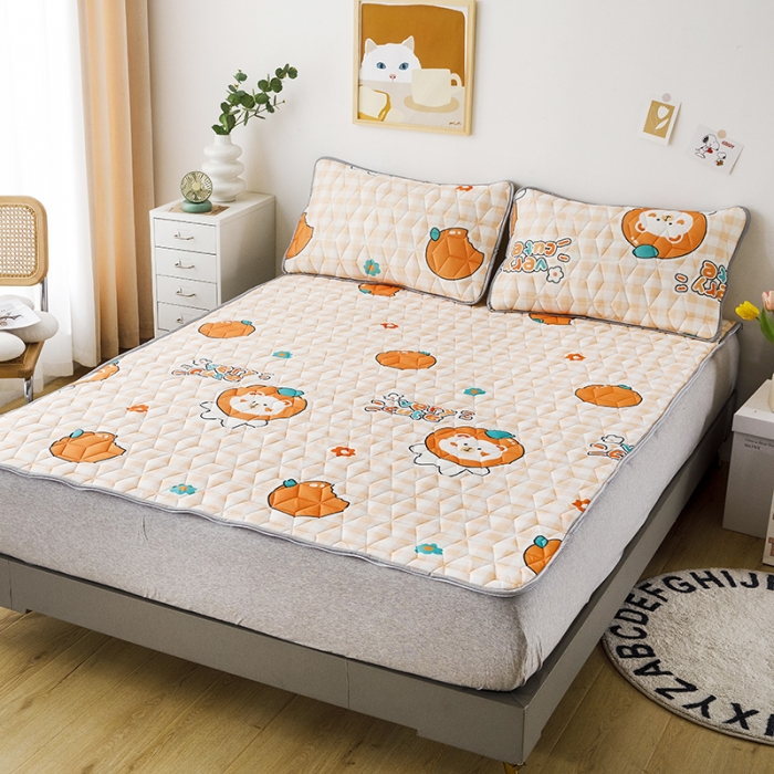 91家纺网 家纺一手货源 找家纺 纽缦家纺 2022新款卡通菱形格床单床裙系列 橙子熊