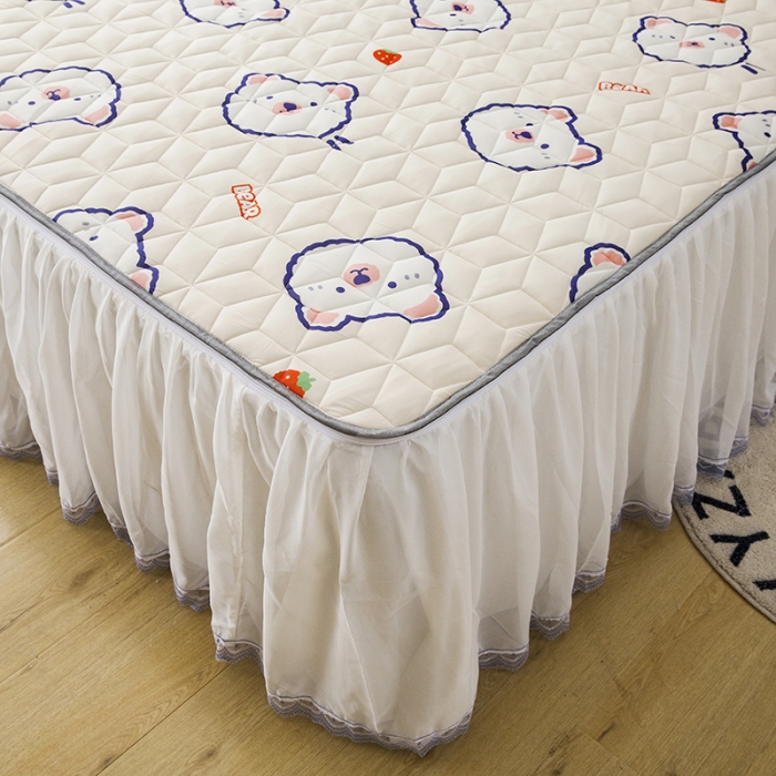 91家纺网 家纺一手货源 找家纺 纽缦家纺 2022新款卡通菱形格床单床裙系列 快乐小熊