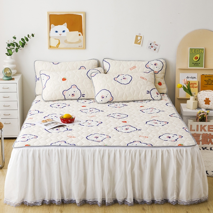 91家纺网 家纺一手货源 找家纺 纽缦家纺 2022新款卡通菱形格床单床裙系列 快乐小熊