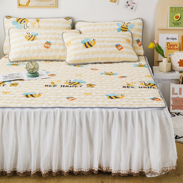 91家纺网 家纺一手货源 找家纺 纽缦家纺 2022新款卡通菱形格床单床裙系列 小蜜蜂
